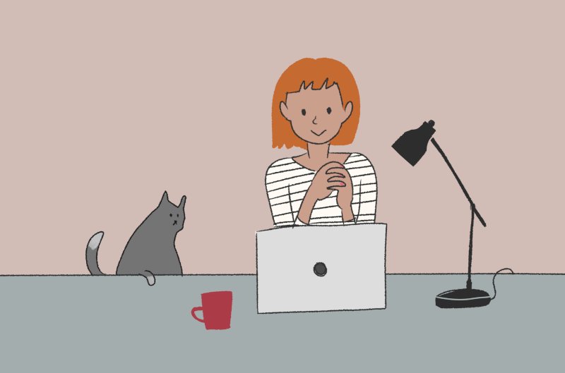 PCが置かれた机の前に座ってコーヒーを飲む女性と飼い猫